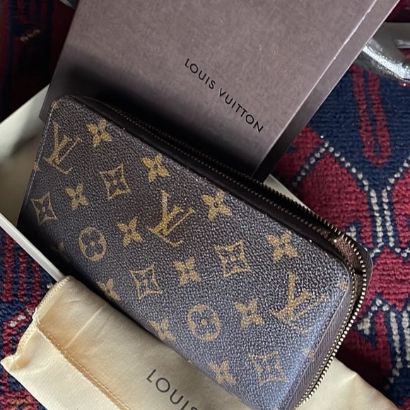 Sold *Authentic Louis Vuitton Zippy Wallet - Picture 14 of 15